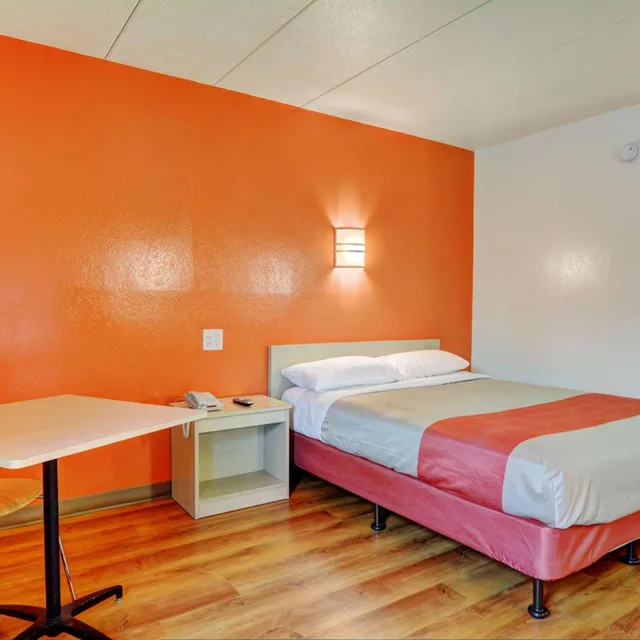 غرفة بسرير كوين للمدخنين، Motel6 Seekonk, MA - Providence East 1/8