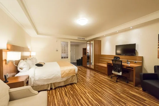 غرفة سيغنتشر بسرير كينج مع أريكة، Hotel Suites Le Dauphin 1/1