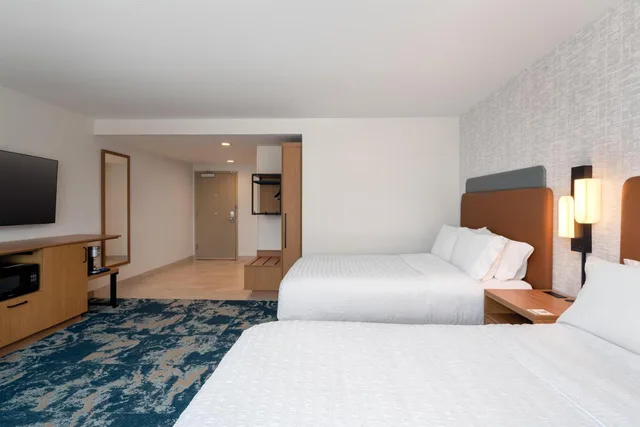 غرفة بسريرين كوين بحوض استحمام لذوي الإعاقة، Hampton Inn & Suites Cadillac 2/3