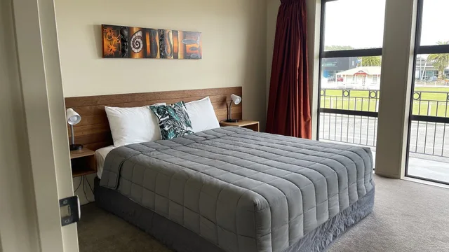 شقة تنفيذية بسريرين منفصلين وسريرين كينج بغرفتي نوم، Coleraine Motel 1/6