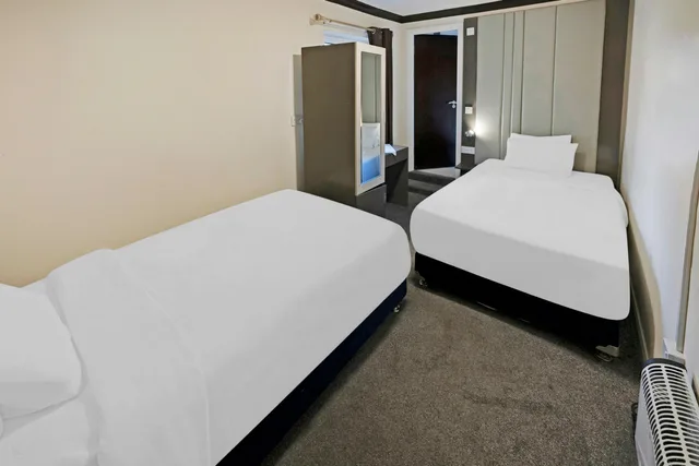 غرفة قياسية بسريرين منفصلين، OYO The Baltimore Hotel 4/5
