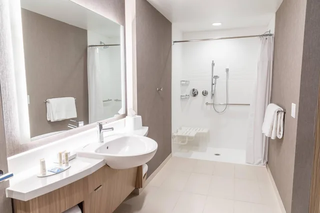 جناح بسريرين كوين مع سرير سحّاب إضافي مع أريكة لذوي الإعاقة، SpringHill Suites by Marriott Overland Park Leawood 3/4