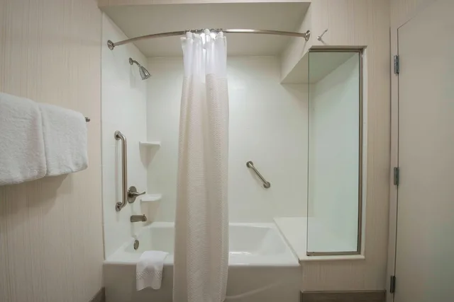 جناح بسرير كينج مع أريكة، Courtyard Columbus 2/2