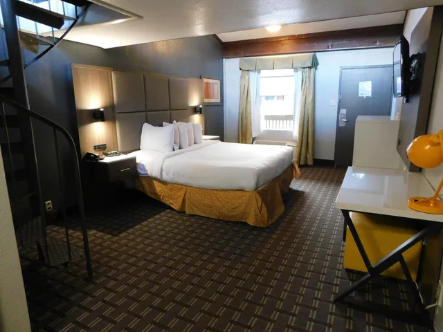 Loft, Suite, King and Queen Bed, Smoking، Days Inn & Suites By Wyndham Downtown Gatlinburg Parkway 4/9