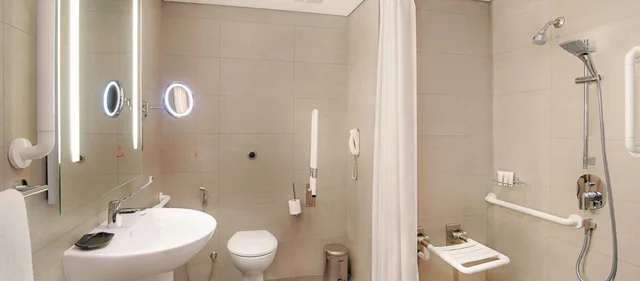 غرفة ديلوكس بإطلالة على المدينة، Le Meridien Abu Dhabi 7/10