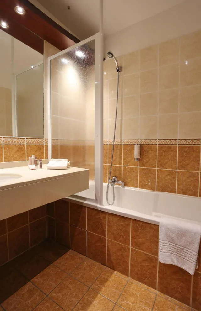 غرفة عائلية بسرير كينج وسريرين منفصلين، Best Western Hotel Le Pont D'or 8/8