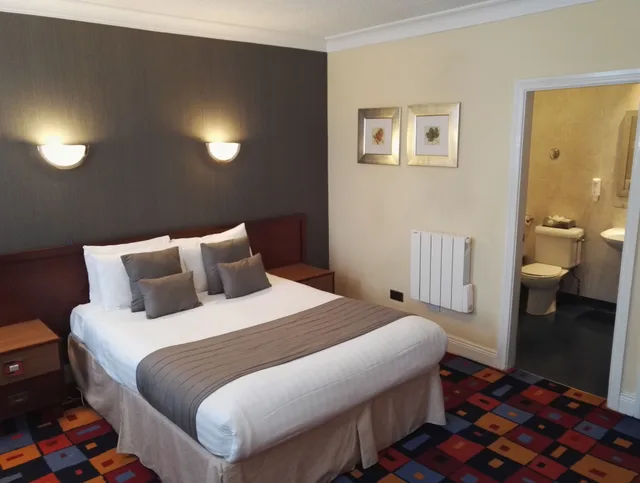 غرفة بسريرين منفصلين وسرير كينج، The Caledonian Hotel 2/3