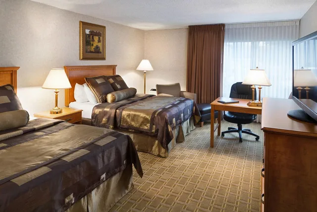 غرفة بسريرين كوين، Bismarck Hotel and Conference Center 2/3