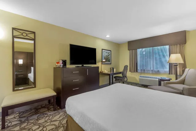 Room, Queen Bed, Golf Course View، Best Western Plus Plaza by the Green 1/7