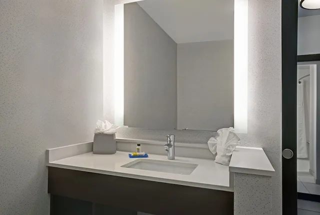 جناح بسريرين كوين، Holiday Inn Express & Suites Milwaukee - Brookfield 5/8