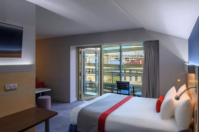 جناح بسرير مزدوج بإطلالة على القناة بشرفة، Holiday Inn Express Paris - Canal de la Villette 2/6