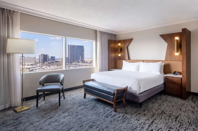 Junior Suite, King Bed, Peloton، Hilton Dallas Lincoln Centre by the Galleria 1/3