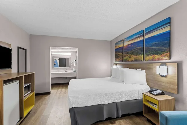 غرفة بسرير كوين، Days Inn by Wyndham Clayton 1/5