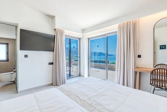 جناح بريميوم بأربعة أسرّة بإطلالة على البحر بغرفتي نوم مع أريكة، Iolida Corfu Resort & Spa by Smile Hotels 8/10