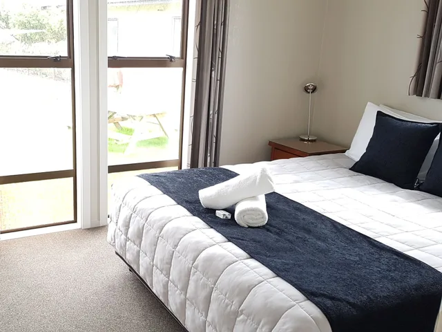1 Bedroom, Motel, Classic, Queen Bed، Tahuna Beach Kiwi Holiday Park & Motel 1/2