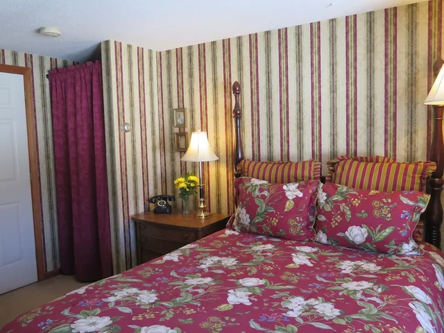 غرفة بسرير كوين بحمام خاص يُسمح فيها بالحيوانات الأليفة، Inn at Ellis River 1/1