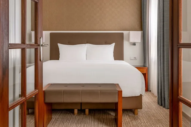 جناح جونيور بسرير كينج بغرفة نوم واحدة مع أريكة، Munich Marriott Hotel 2/6