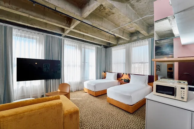 Renovated, Tri, Suite, King Bed, King and Twin Beds, Accessible، STILE Downtown Los Angeles by Kasa 4/6