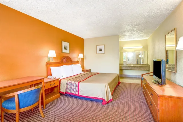 غرفة قياسية بسرير كينج للمدخنين، Days Inn by Wyndham Chesapeake 7/10