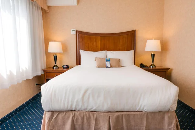 جناح بسرير كوين بجاكوزي، Best Western Plus Suites Downtown 4/10