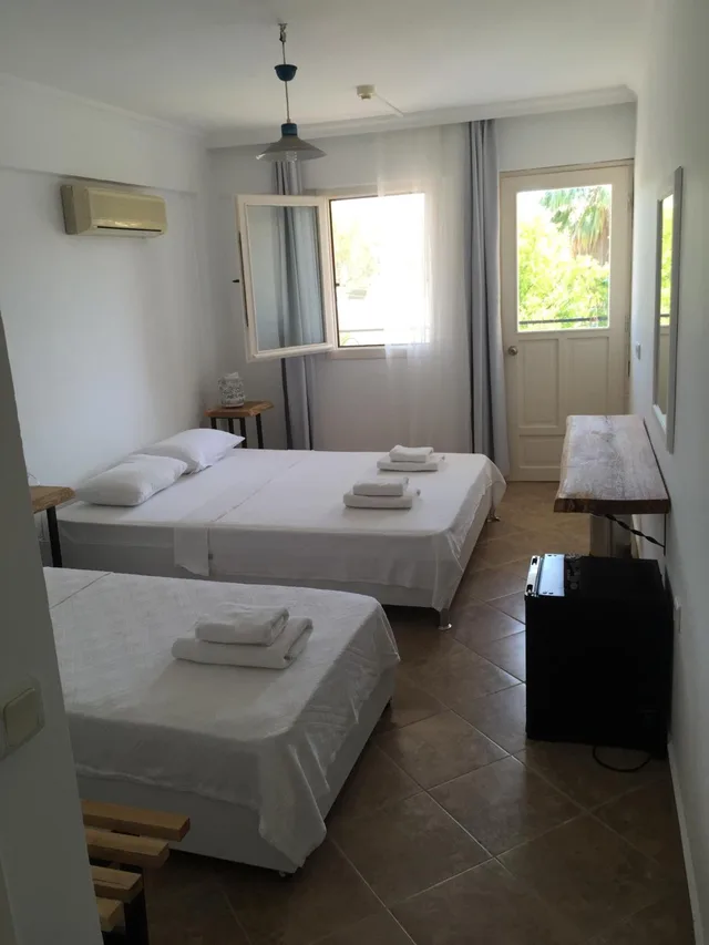 غرفة قياسية ثلاثية، Pataros Hotel 2/10
