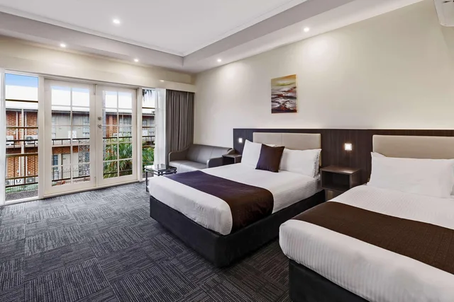 Upgrade, 1 Queen and 1 Single Bed, Accessible، Quality Hotel Melbourne Airport 2/10