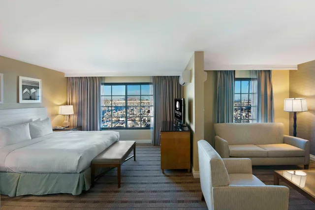 جناح جونيور بسرير كينج بإطلالة على البحر، DOUBLETREE BY HILTON SAN PEDRO - PORT OF LOS ANGELES 1/2
