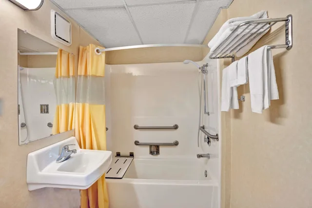 Room, 2 Queen Beds, Days Inn By Wyndham Louisville Airport Fair And Expo Center 9/9