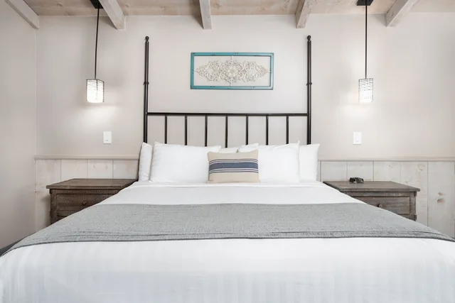 Garden, King Bed، Sky Ranch Lodge 1/6