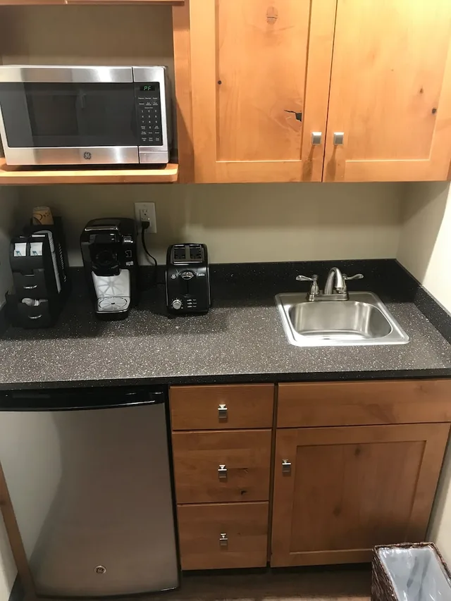 Deluxe, Single, Queen Bed, Kitchenette, Sitka Hotel And Restaurant 3/4