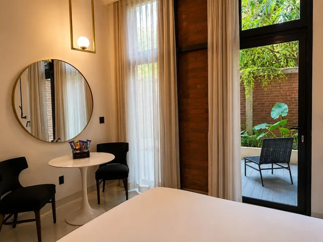 استوديو بسريرين كوين بشرفة، Flamboyan Hotel and Residences 2/3