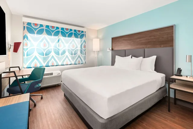 غرفة بسرير كينج لذوي الإعاقة، Tru by Hilton Portland Airport, OR 1/2