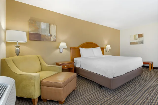 جناح بسرير كينج بحوض جاكوزي، Best Western East El Paso Inn 3/4