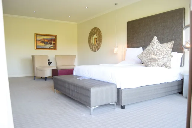 غرفة قياسية بسرير كينج بإطلالة على البحيرة، St Andrews Signature Hotel Spa 1/10