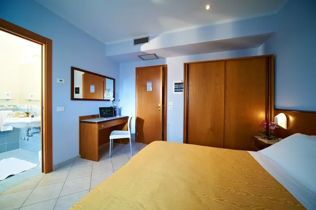 Room, Twin Beds, Hotel Sirio 3/6