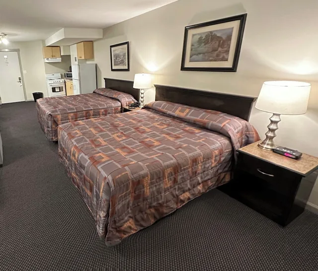 جناح عائلي بسريرين كوين مع أريكة بمطبخ، Canadian Inn 1/3