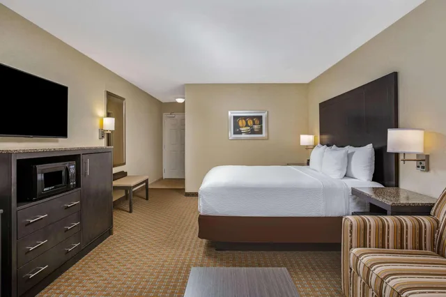 غرفة بسرير مزدوج، La Quinta Inn And Suites By Wyndham Paso Robles 1/3