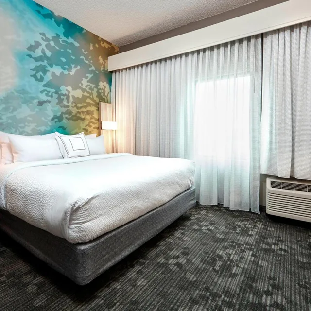 Guest Room, King Bed, Balcony, Large, Courtyard Cincinnati Airport South Florence 1/4