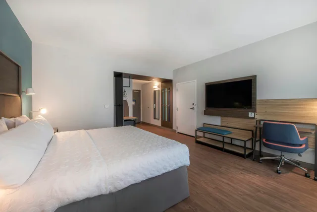 Room, King Bed, Accessible, Tru by Hilton Wilmington Wrightsville Beach 3/6