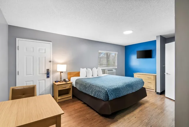 Efficiency, King Bed, Accessible، Suburban Studios Stuart near Federal Hwy 1 2/7