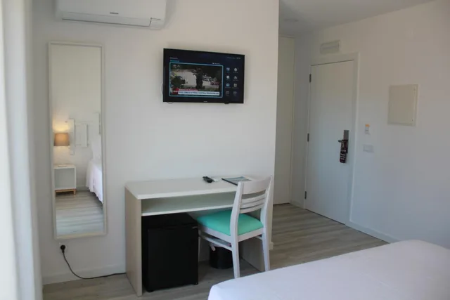 غرفة ديلوكس بسرير مزدوج بشرفة، Hotel Alcaide 5/8