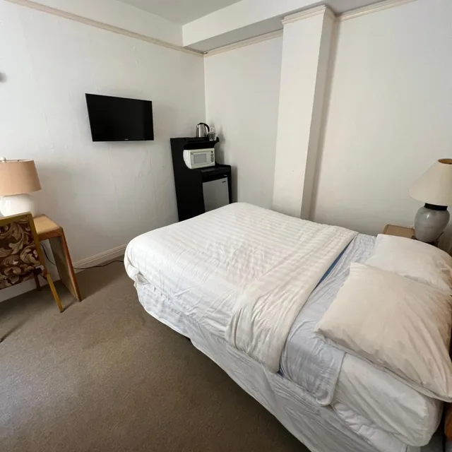 Mixed Dorm, Nash Hotel Berkeley 5/10