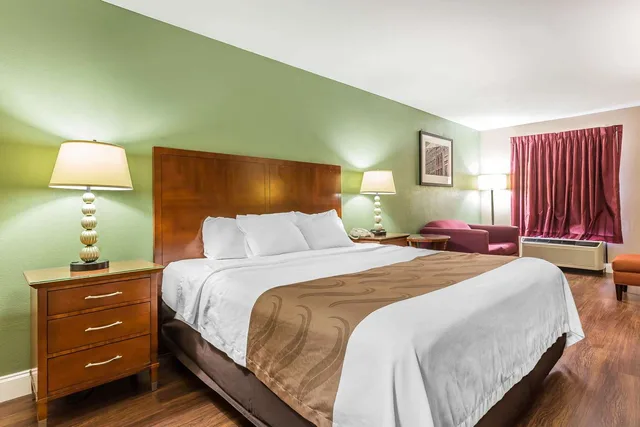 غرفة بسرير كينج للمدخنين، Quality Inn & Suites near Robins Air Force Base 4/6