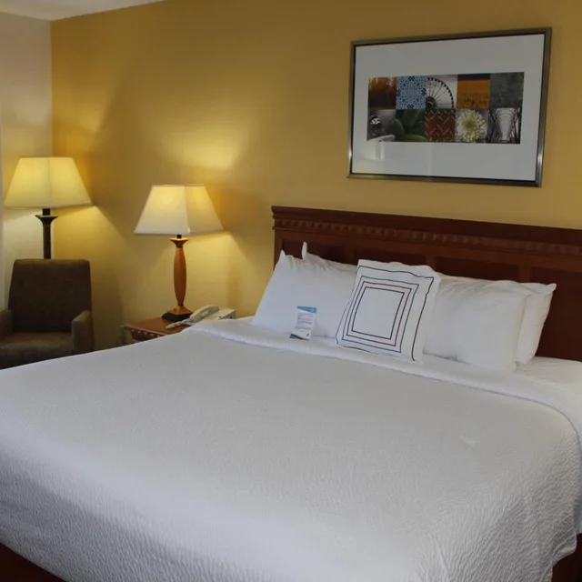 غرفة بسرير كينج بحوض استحمام لذوي الإعاقة، Fairfield Inn Suites Kansas City Liberty 1/3