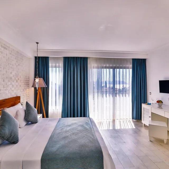 غرفة ديلوكس بسرير مزدوج بإطلالة على البحر بشرفة، Arnna Hotel 5/10
