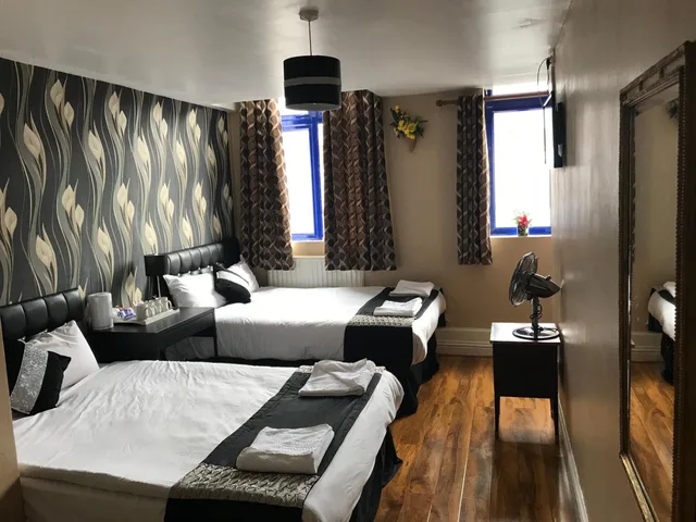 Room, Quadruple, Pacific Inn London Heathrow (ex. Essex Inn Hotel) 2/6
