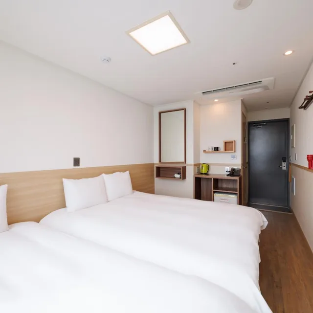 غرفة عائلية بسريرين منفصلين بإطلالة على المدينة، Hotel Kenny Seogwipo 1/9