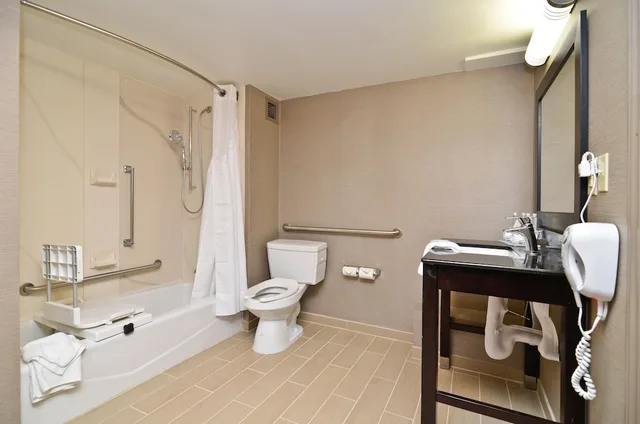 غرفة قياسية بسرير كينج، Holiday Inn Express Burlington 7/8