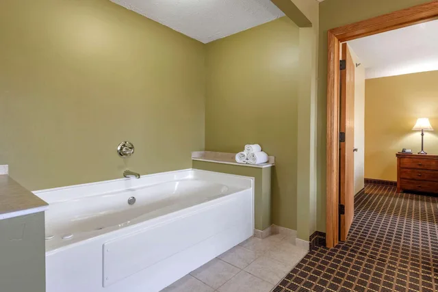 جناح بسرير كينج، Quality Inn & Suites Warren PA 1/1