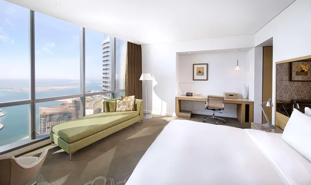 غرفة ديلوكس بسرير مزدوج بإطلالة على البحر، Conrad Abu Dhabi Etihad Towers 1/3